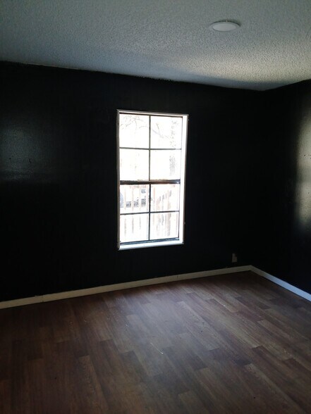 Building Photo - 1038 Viking Ct