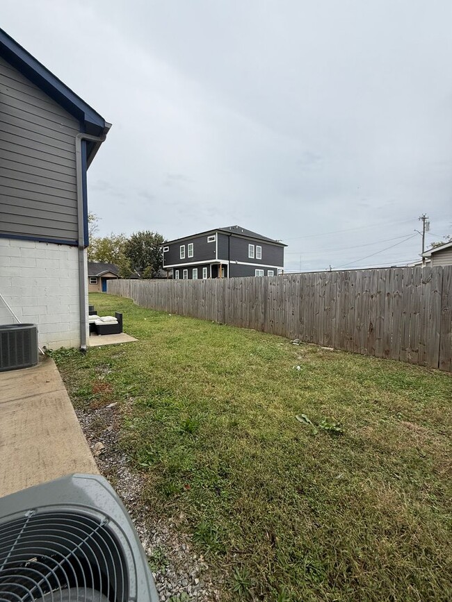 Building Photo - Spacious Rental Minutes from Downtown Nashville!