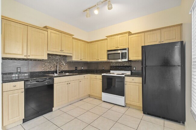 Building Photo - Spacious 3-Bedroom Condo Retreat in Bradenton – Your Perfect Home Awaits!