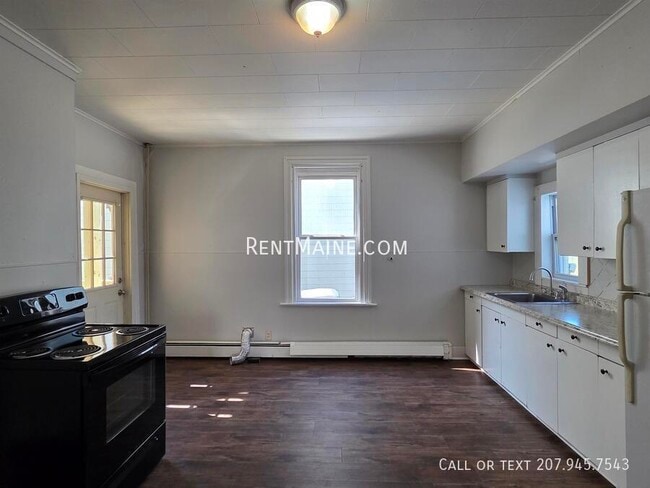 Building Photo - 139 Oak St