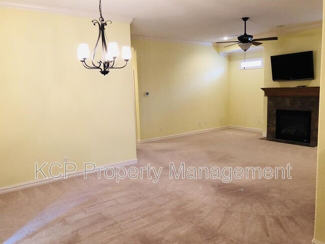 Building Photo - 8105 Cisterna Way