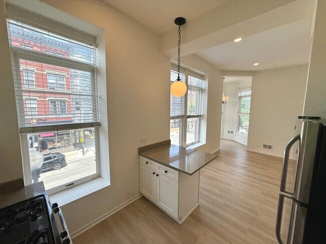 Building Photo - 937 W Armitage Ave