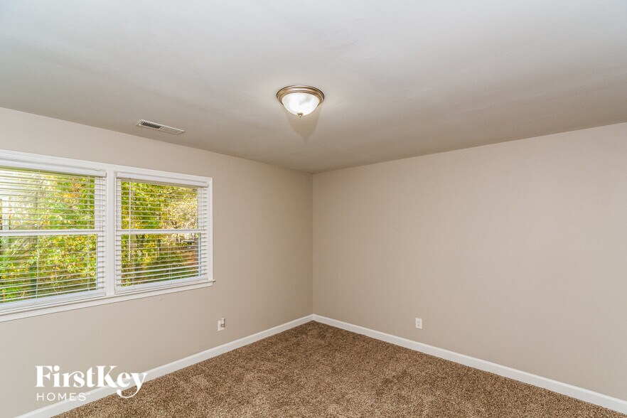 Building Photo - 701 Whitby Ct