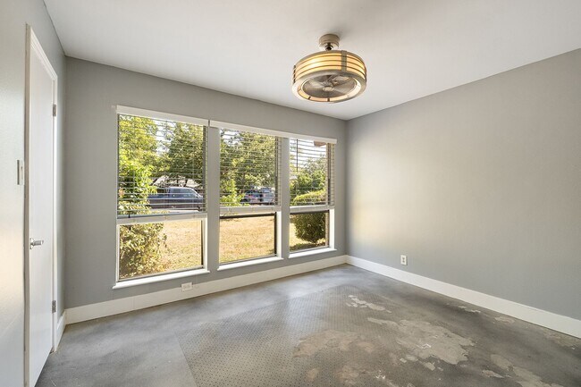 Building Photo - 2025 Monarch Dr