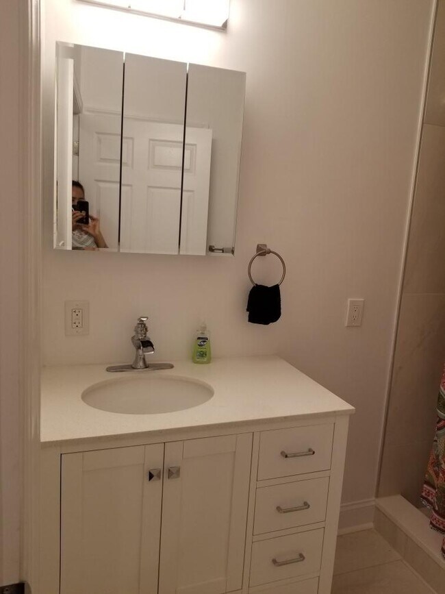 Ensuite bathroom - close up - 1632 5th St NW