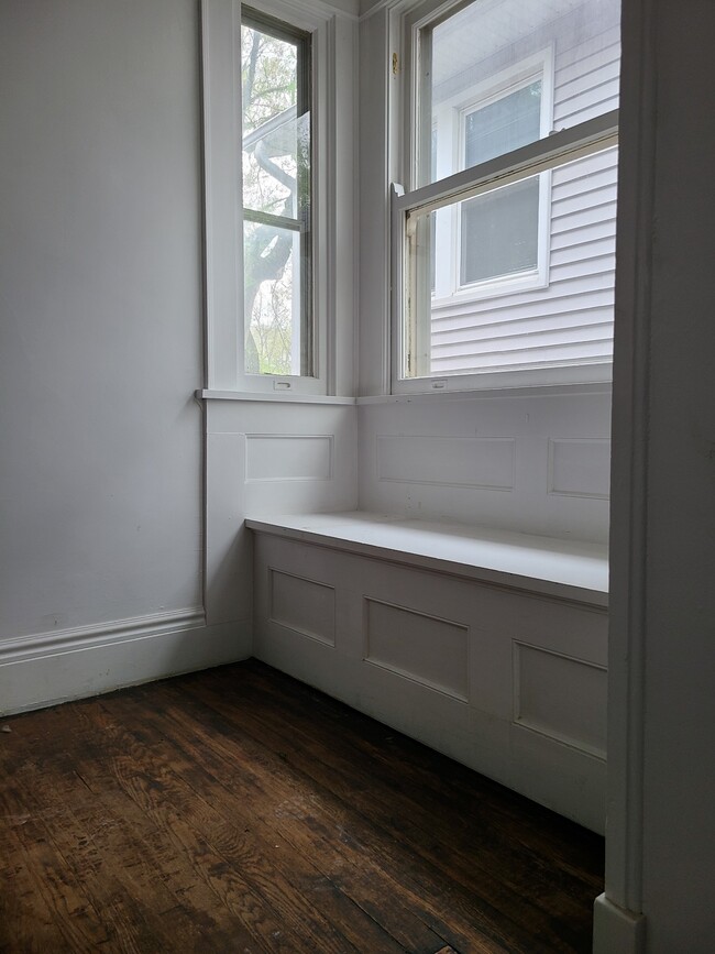 Common hallway/stairs - 405 S MacArthur Blvd