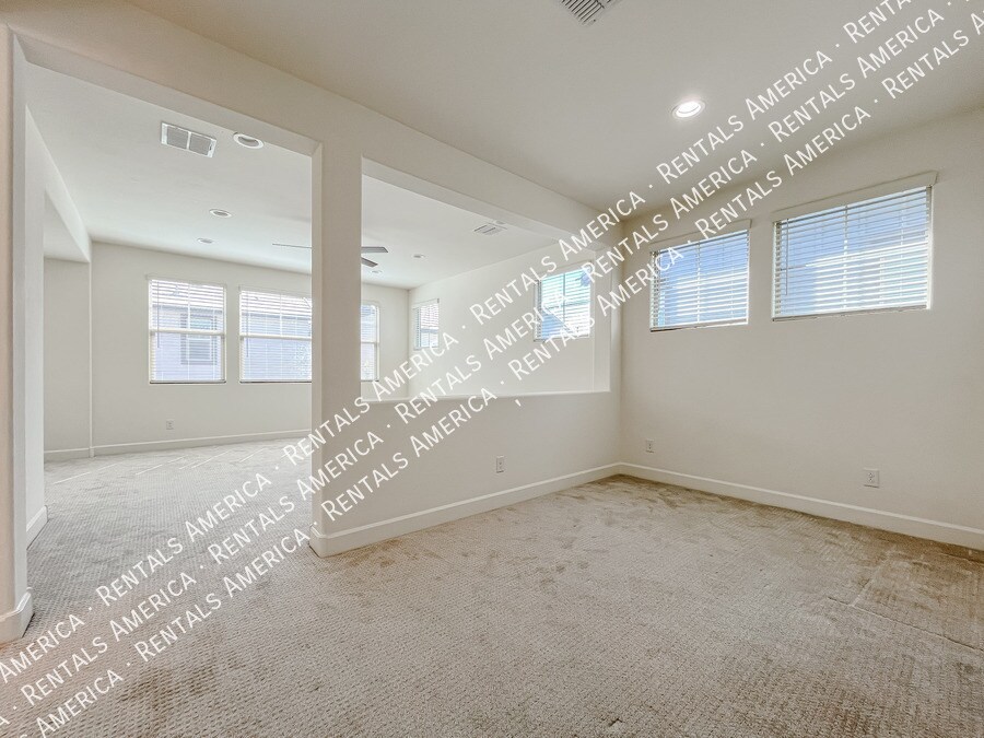 Building Photo - 657 W Browning Pl