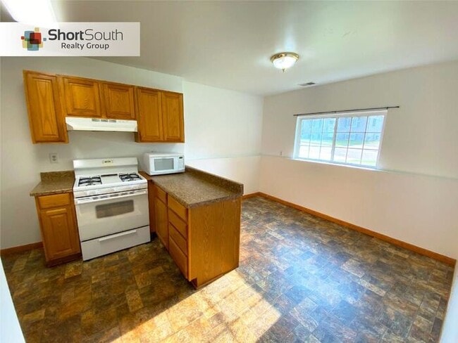 Building Photo - 4 bed 2 bath Single Family Home