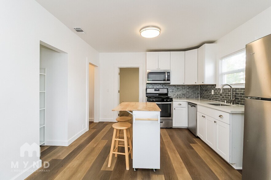 Building Photo - 702 Dixieanne Ave