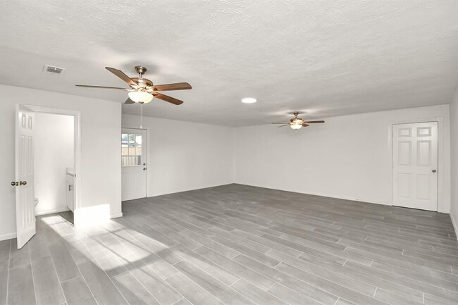 Building Photo - 3919 Fernglade Dr