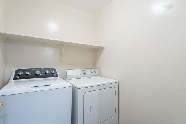 Building Photo - Pending/ Rented - Bright, Spacious Riversi...