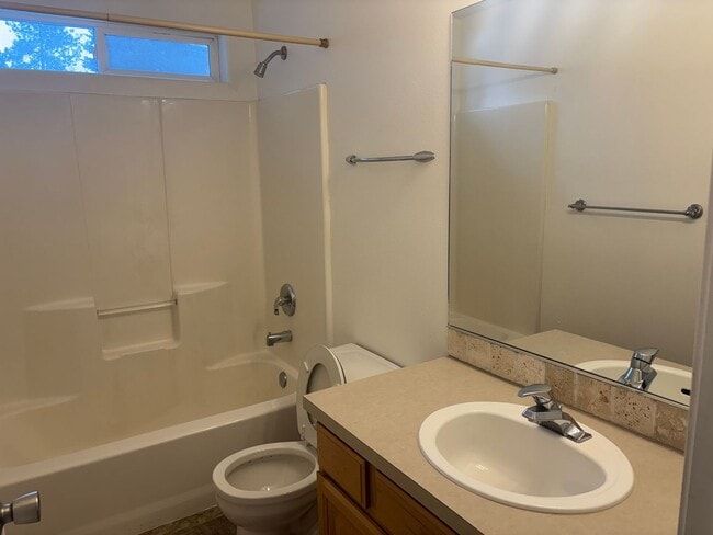 Building Photo - Townhome in CDA!