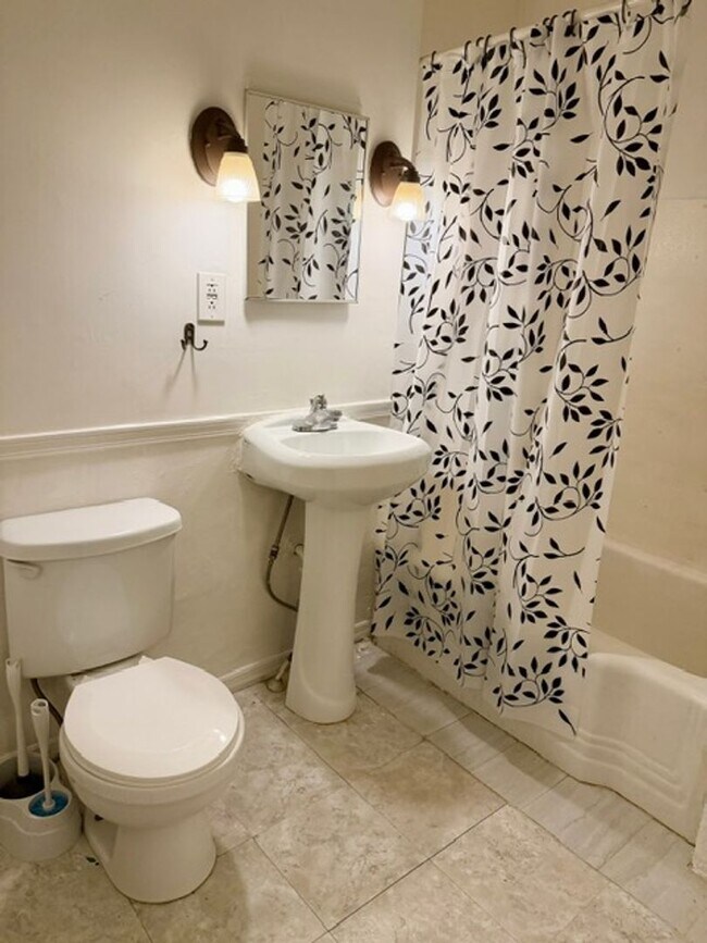 Building Photo - 745 E Market St