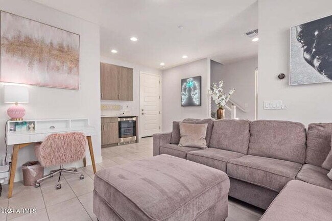 Building Photo - Amazing 2BR + Office Townhome in Old Town Scottsdale