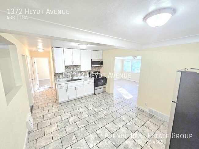 Building Photo - Charming 2-Bedroom Gem on Heydt Avenue wit...