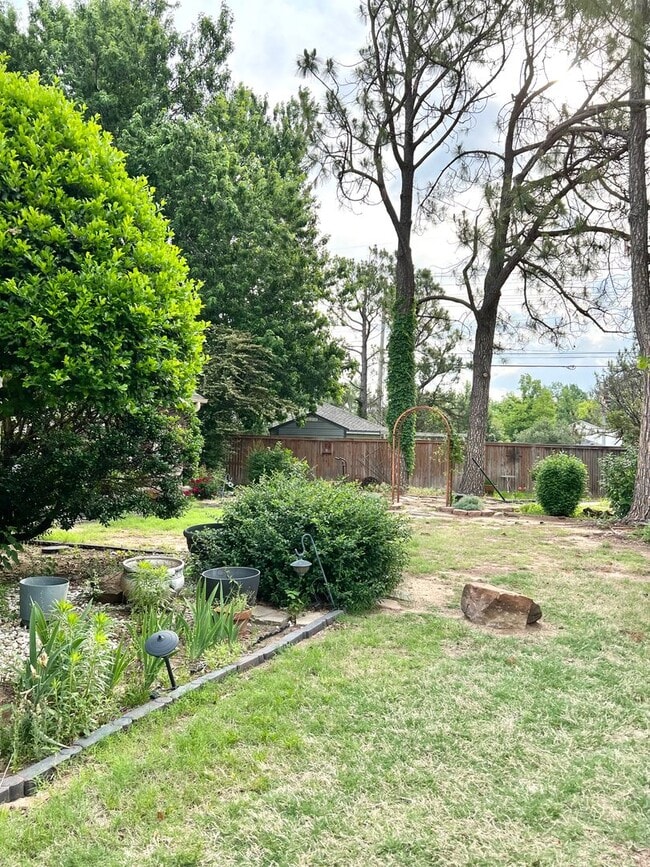 Building Photo - Immaculate major remodeled executive home in West Norman