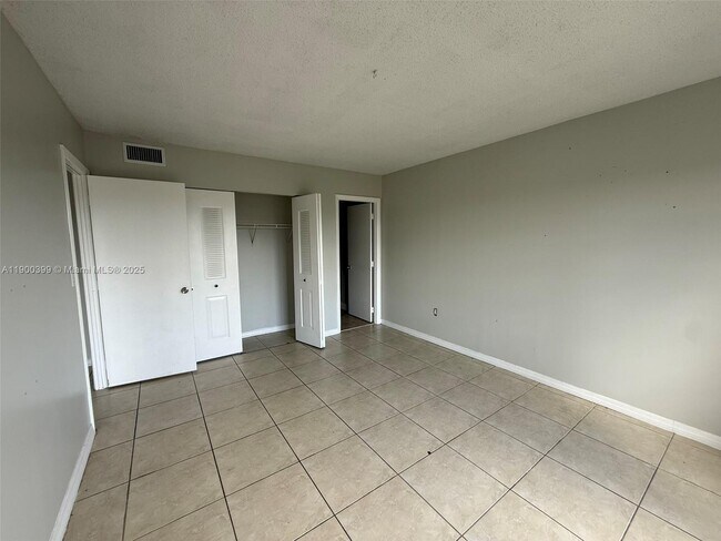 Building Photo - 4174 Inverrary Dr