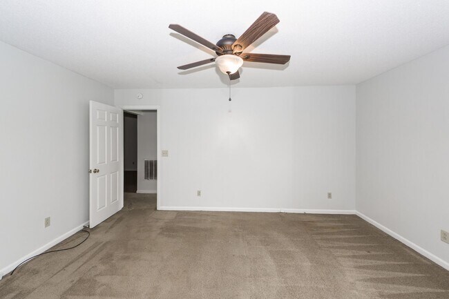 Building Photo - 3 Bedroom 2 Bath Home in Briarwood - Summe...