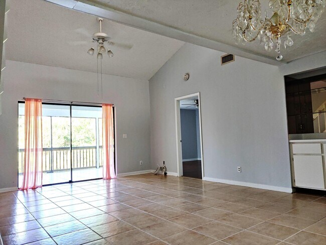 Building Photo - 1506 Lakeview Dr E