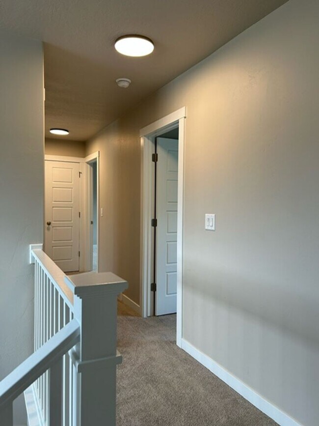 Building Photo - STUNNING Bountiful Home!!