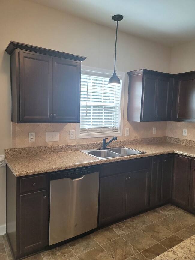 Building Photo - Beautiful 2 Story Home Located Outside of Fayetteville and Fort Bragg!