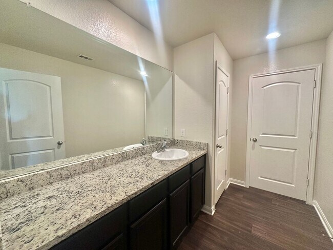 Building Photo - 5 BED 2.5 BATH NEW MANAGEMENT IN JARRELL TX!!!