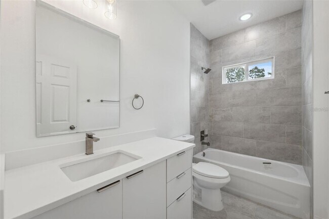 Building Photo - 6062 SW 154th Place Rd