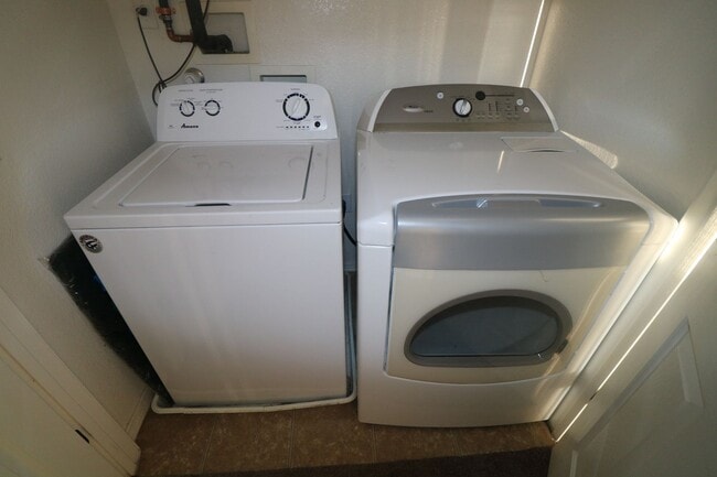 Building Photo - 601 Menaul Blvd NE