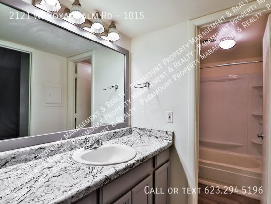 Building Photo - **Move in Special!** Modern 2 Bed/1 Bath r...