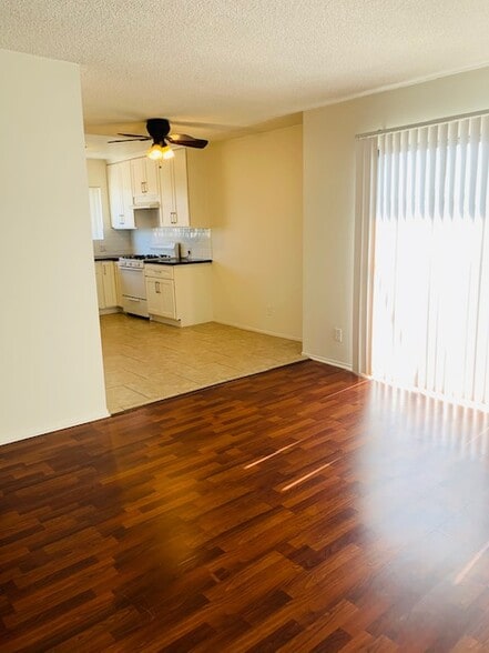 Building Photo - 4565 Oakwood Ave