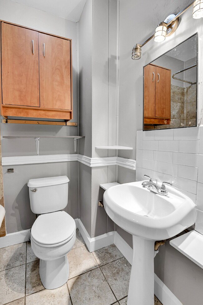 Building Photo - $1,570.00 - 1 Bed,1 Bath, Multiplex in Den...