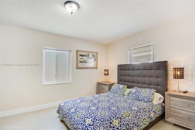 Building Photo - 518 SW 7th Ave