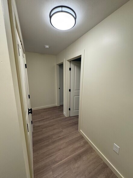 Building Photo - 6 Locust Ave