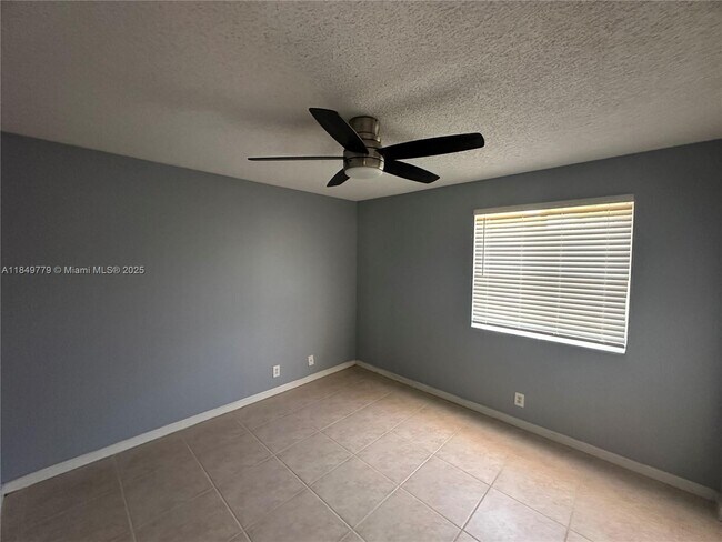 Building Photo - 4383 Laurel Ridge Cir
