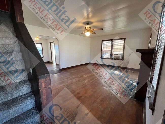 Building Photo - Charming 3 Bedroom