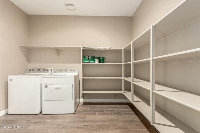 Building Photo - 1357 E Chillingham Rd