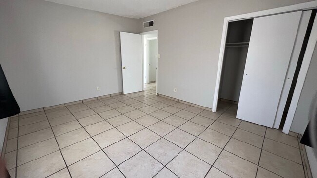 Building Photo - Beautiful home with 2 kitchens and 3 bedrooms and 2 bathrooms