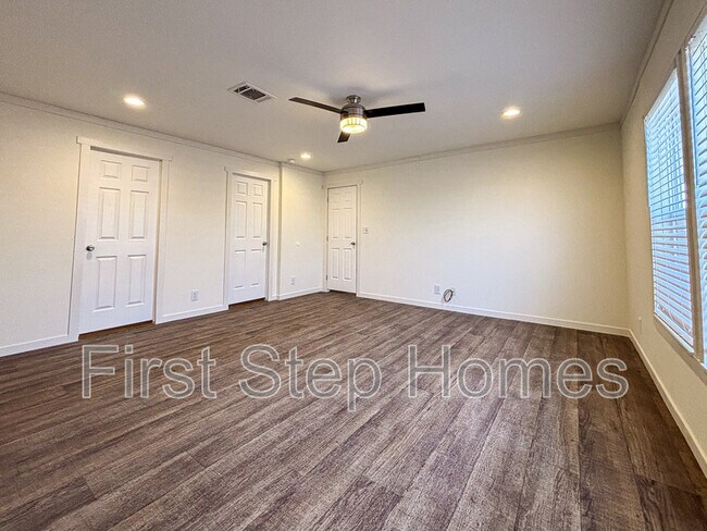 Building Photo - 1402 Cotopaxi St