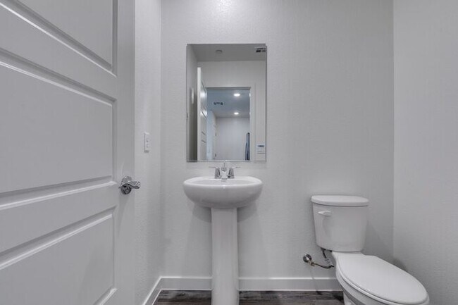 Building Photo - Beautiful New 3 Bed / 2.5 Bath Townhome 89178