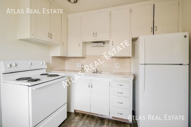 Building Photo - Cozy 1 Bedroom, 1 Bathroom | New Paint | O...