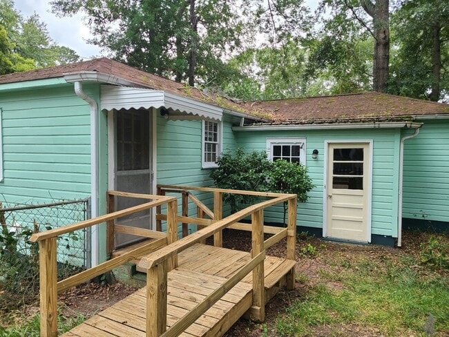 Building Photo - Move in Ready 3 bedroom/one bathroom $1000...