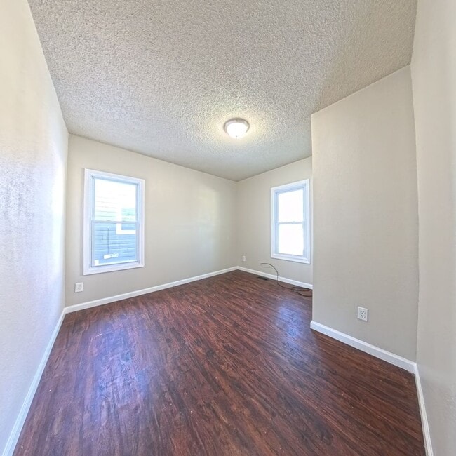 Building Photo - Spacious 2 Bedroom 2 Bath Home