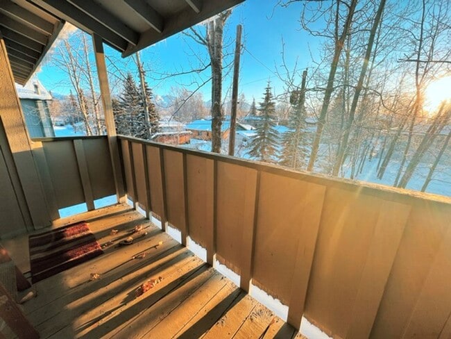 Building Photo - Spacious & Bright Top Floor Condo in East Anchorage, Close to Base + W/D In Unit!
