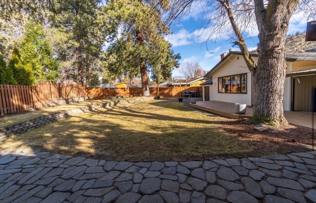 Building Photo - 665 NE 12th St