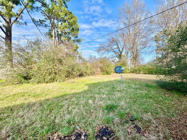 Building Photo - 1742 E Holmes Rd