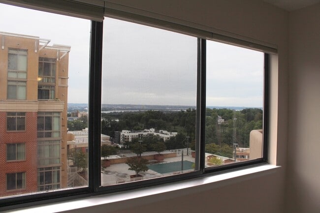 Building Photo - 1301 N Courthouse Rd