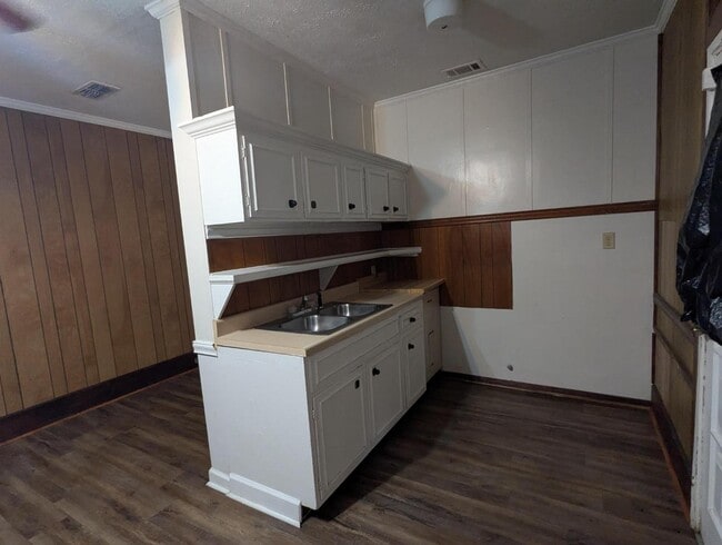 Building Photo - 904 Rosedale Ave