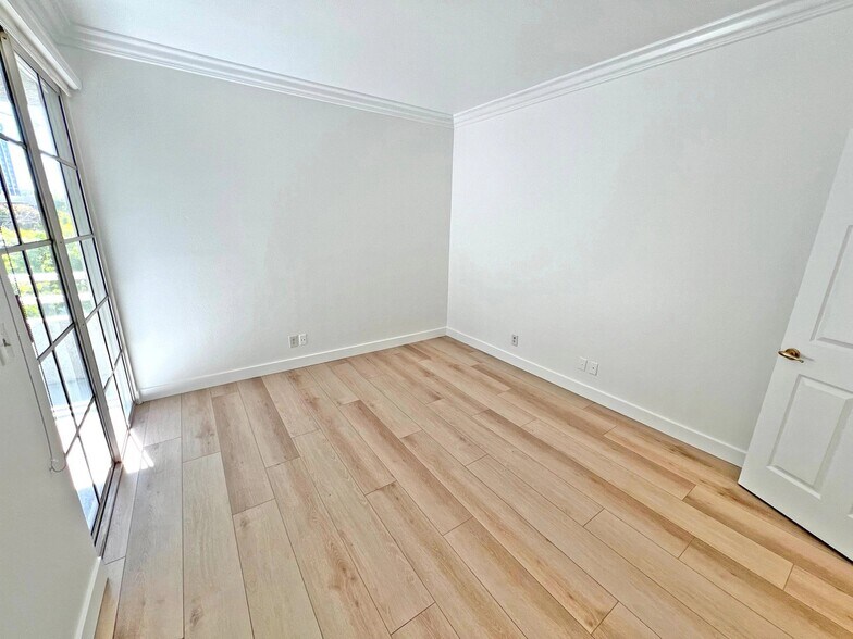 Building Photo - 15507 Moorpark St