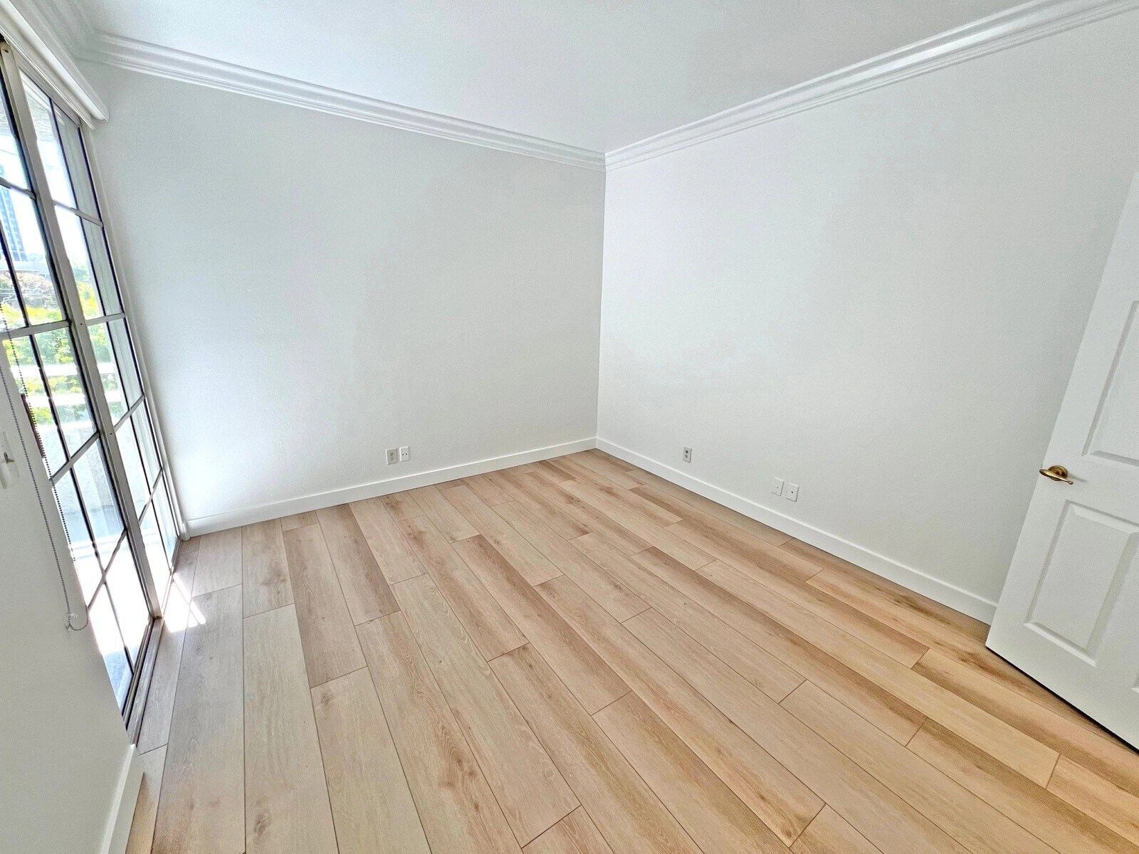 Building Photo - 15507 Moorpark St