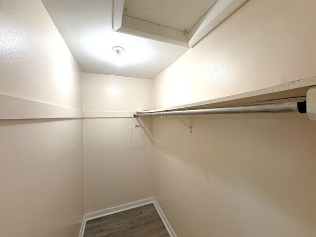 Building Photo - Location!  Charming 2/1 near Downtown Dunedin